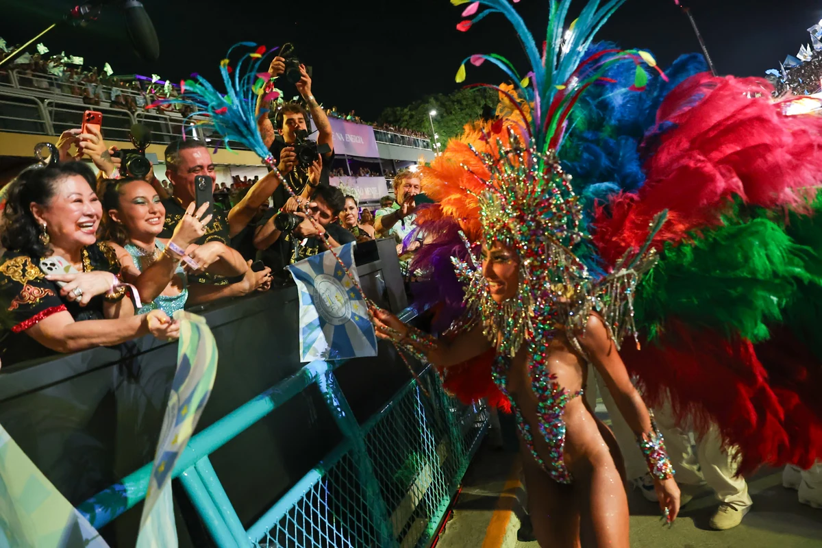 Sabrina Sato fala com a família durante desfile por Anderson Nordê / AgNews