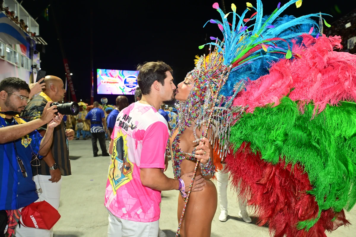 Sabrina Sato ganha beijo do marido Nicolas Prattes antes de entrar na avenida por Leo Franco / AgNews