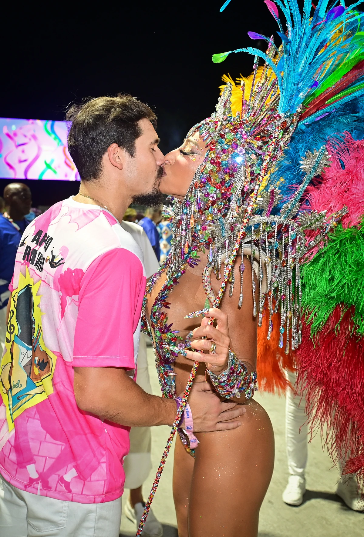 Sabrina Sato ganha beijo do marido Nicolas Prattes antes de entrar na avenida por Leo Franco / AgNews