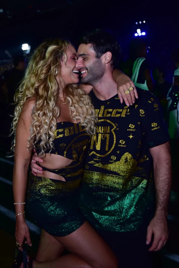 Sarah Andrade beija o namorado em camarote na Sapucaí por Natalia Rampinelli/ AgNews