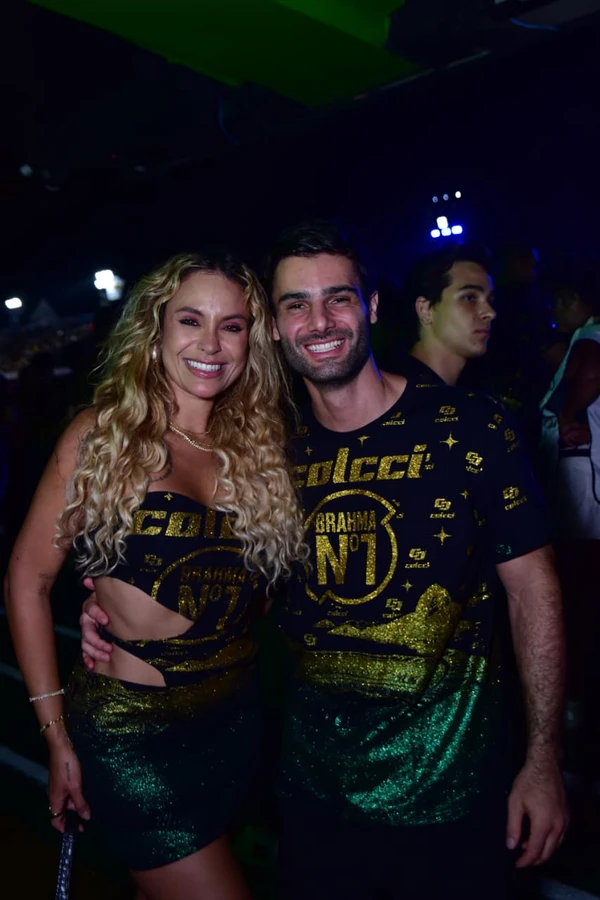 Sarah Andrade beija o namorado em camarote na Sapucaí por Natalia Rampinelli/ AgNews