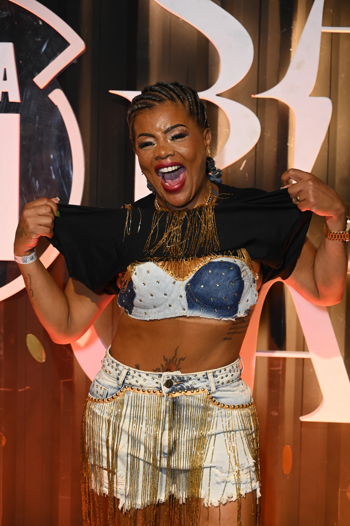 Tati Quebra Barraco chega ao camarote N1 para a terceira e última noite de desfiles do grupo especial na Sapucaí por Marcelo Sá Barretto / Agnews