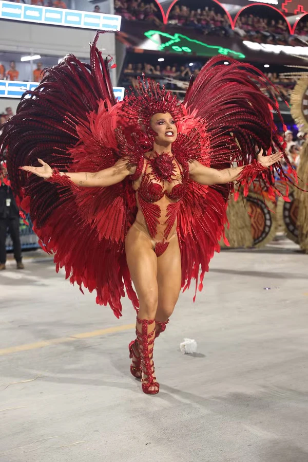 Virginia Fonseca desfila pela Grande Rio com fantasia completa por Anderson Nordê / AgNews