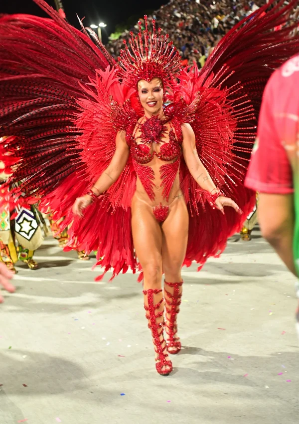 Virginia Fonseca desfila pela Grande Rio com fantasia completa por Leo Franco/AgNews