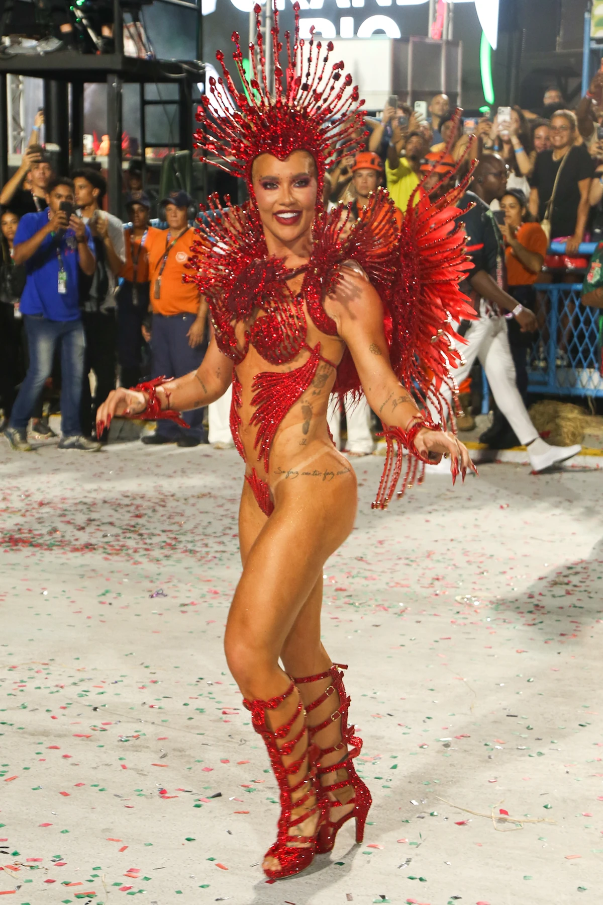 Virginia Fonseca desfila pela Grande Rio sem parte do costeiro por  Dilson Silva/AgNews