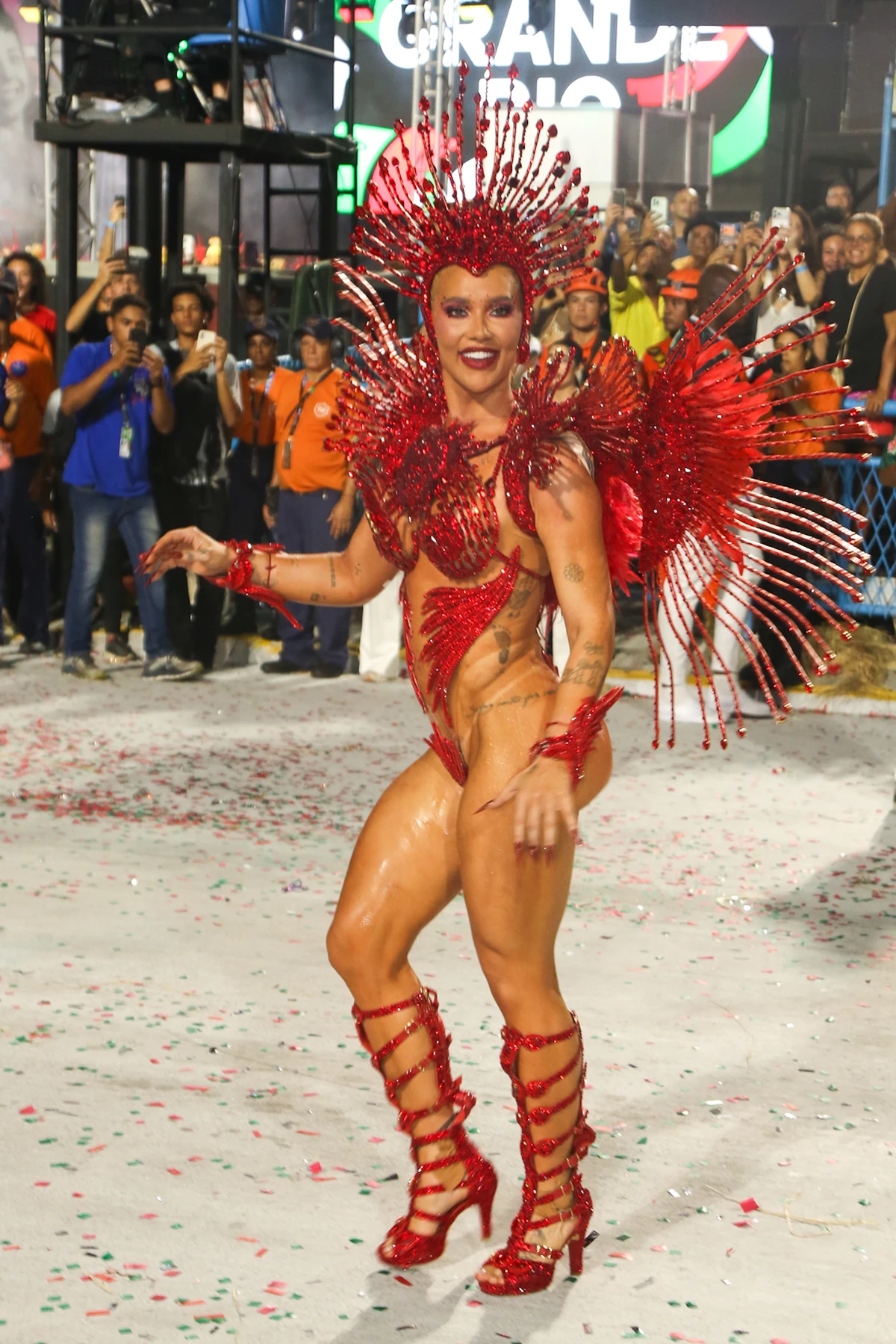 Virginia Fonseca desfila pela Grande Rio sem parte do costeiro por  Dilson Silva/AgNews