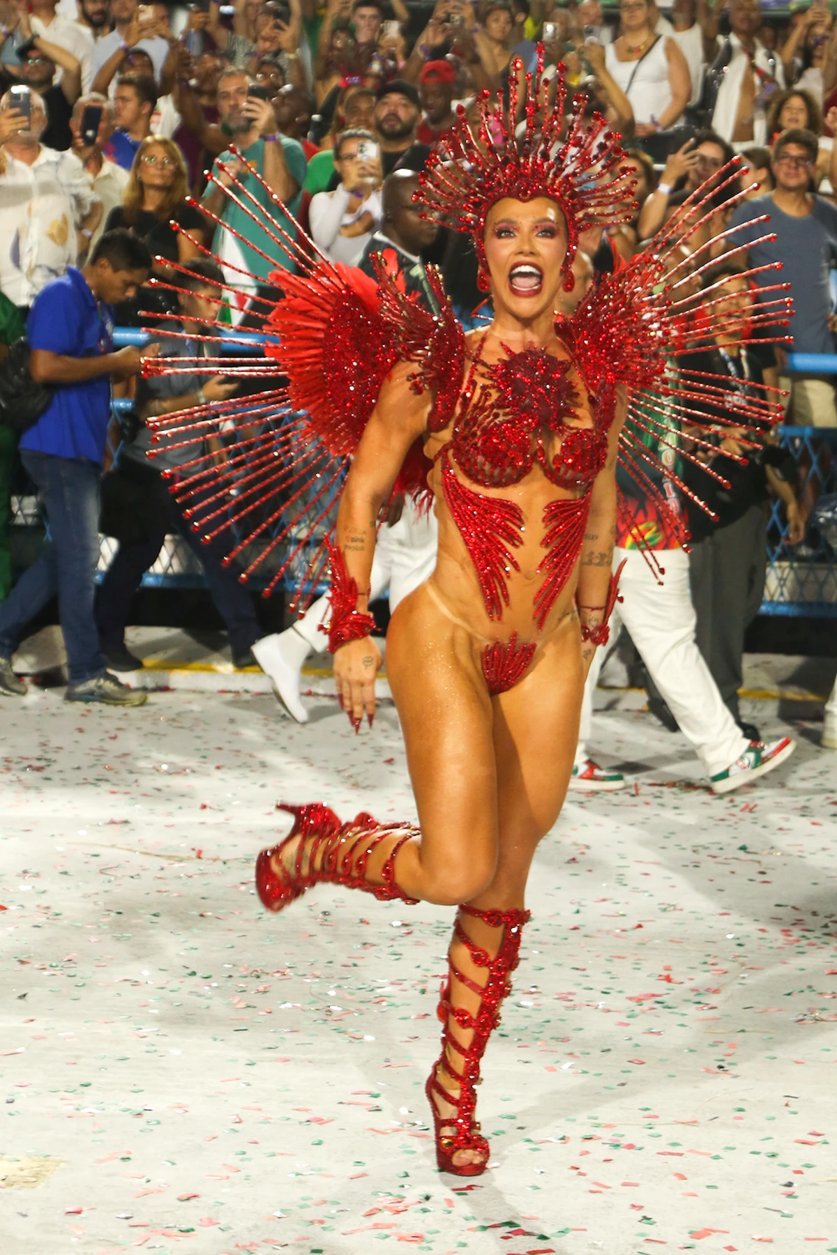 Virginia Fonseca desfila pela Grande Rio sem parte do costeiro por  Dilson Silva/AgNews