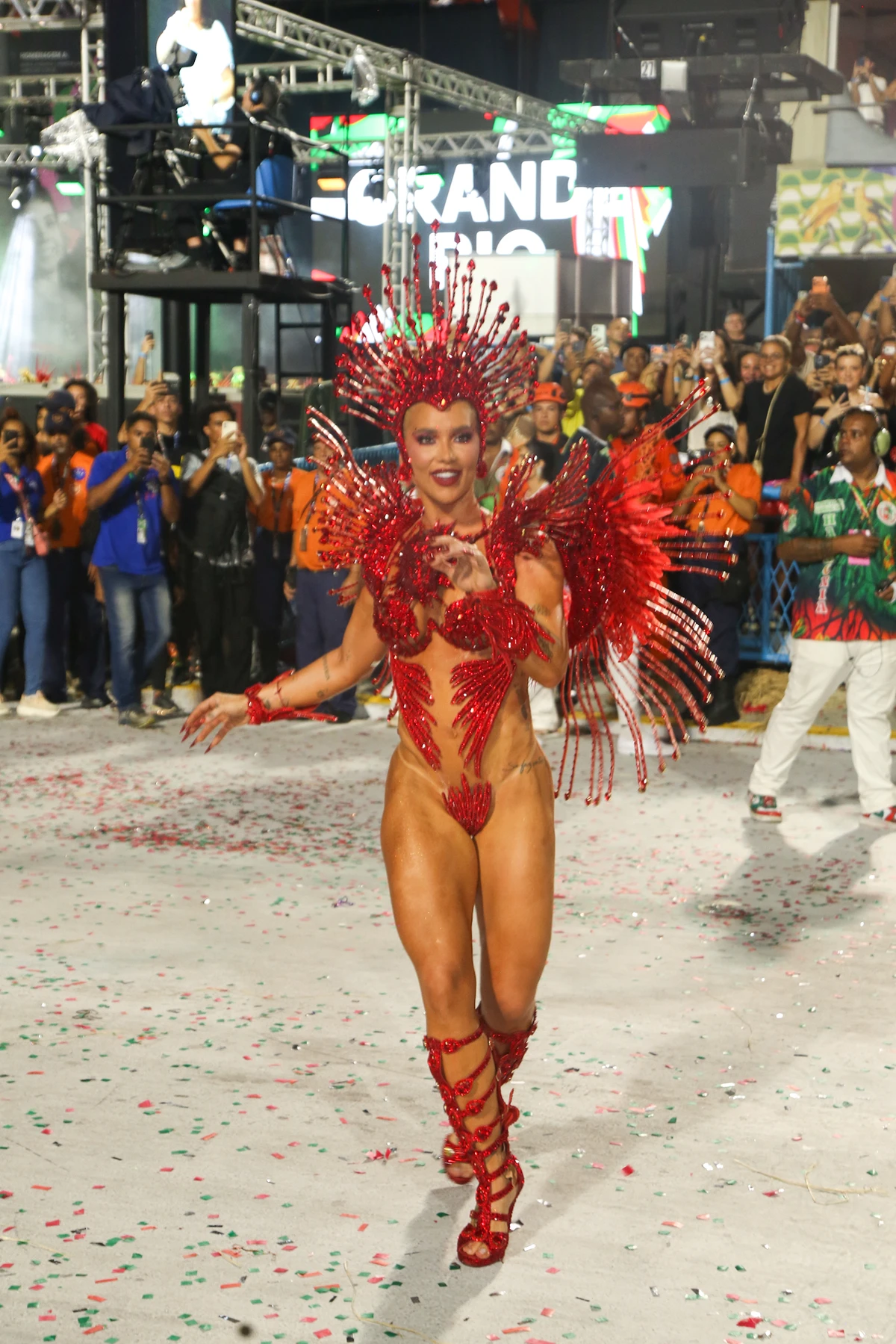 Virginia Fonseca desfila pela Grande Rio sem parte do costeiro por  Dilson Silva/AgNews