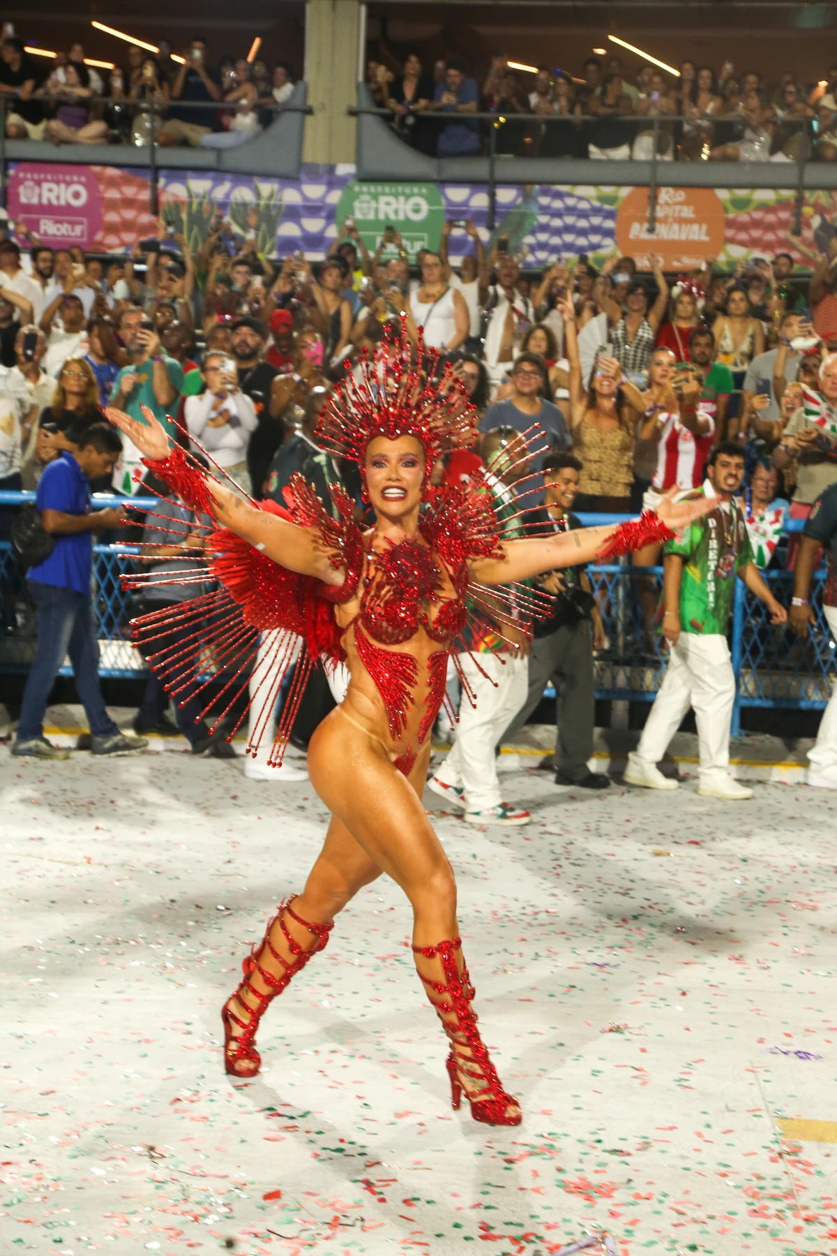 Virginia Fonseca desfila pela Grande Rio sem parte do costeiro por  Dilson Silva/AgNews