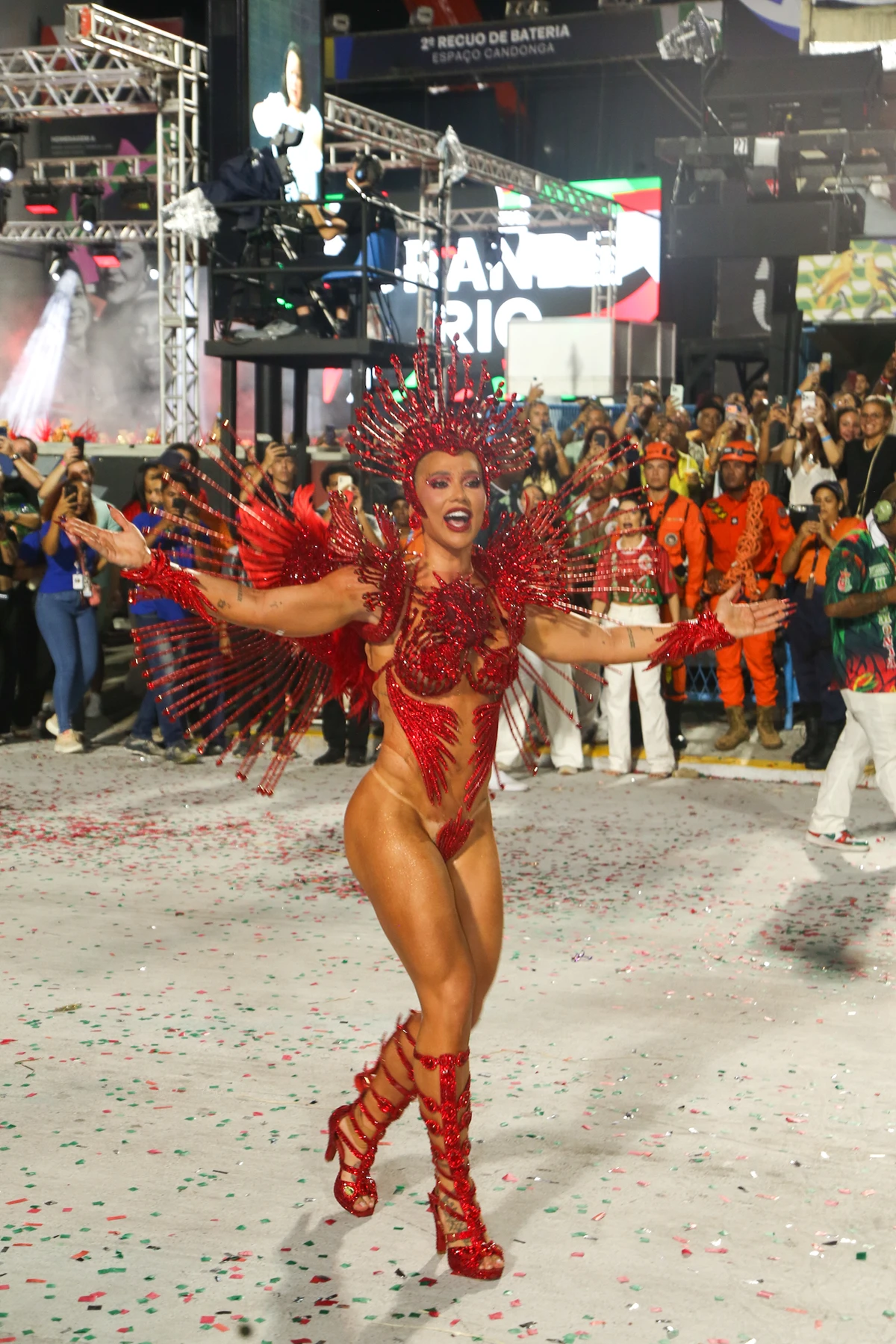 Virginia Fonseca desfila pela Grande Rio sem parte do costeiro por  Dilson Silva/AgNews