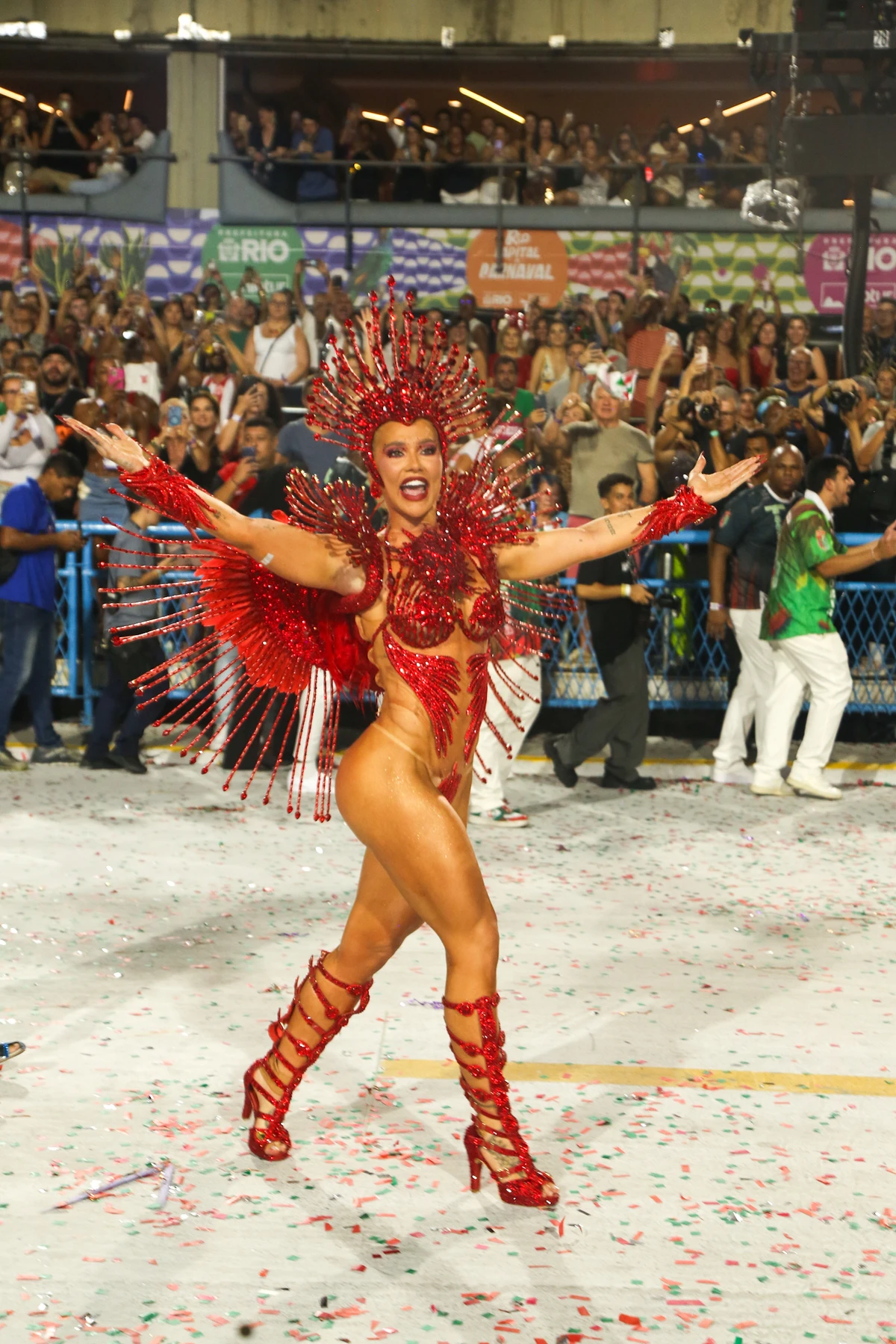 Virginia Fonseca desfila pela Grande Rio sem parte do costeiro por  Dilson Silva/AgNews