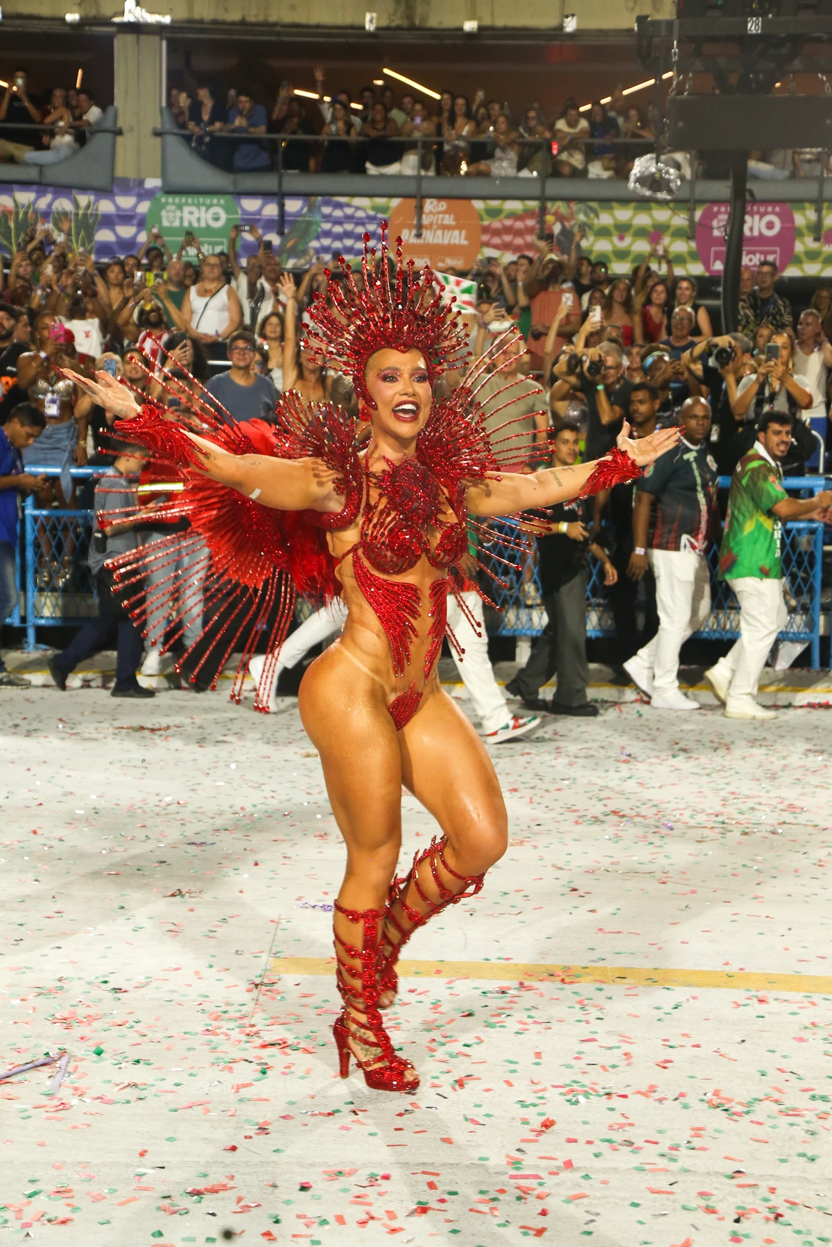 Virginia Fonseca desfila pela Grande Rio sem parte do costeiro por  Dilson Silva/AgNews