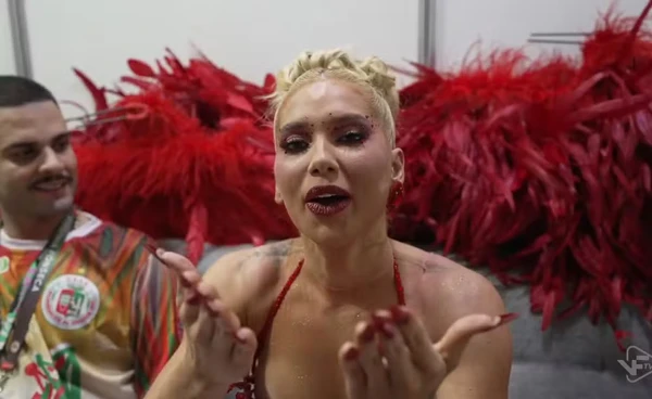 Virginia Fonseca em live após desfile na Grande Rio por Reprodução/Twitch