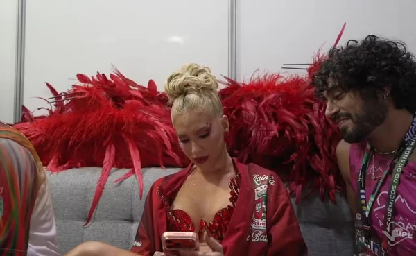 Virginia Fonseca em live após desfile na Grande Rio por Reprodução/Twitch