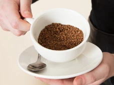 Imagem - Não jogue a água quente sobre o café instantâneo: veja o que você deve fazer primeiro