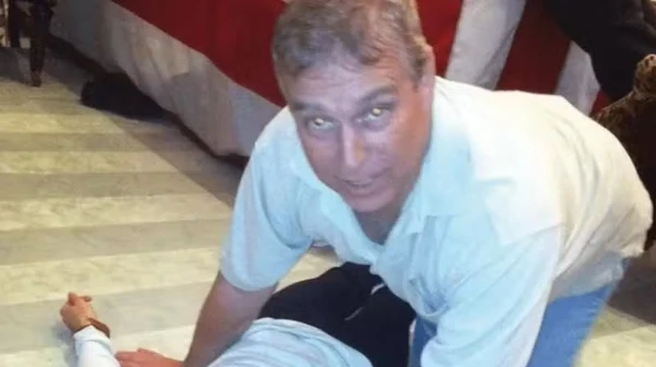 Andrew aparece de quatro sobre uma mulher em foto dos arquivos Epstein