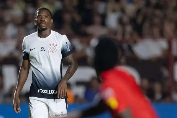 Cacá está próximo de se tornar o novo zagueiro do Vitória por Rodrigo Coca/Agência Corinthians