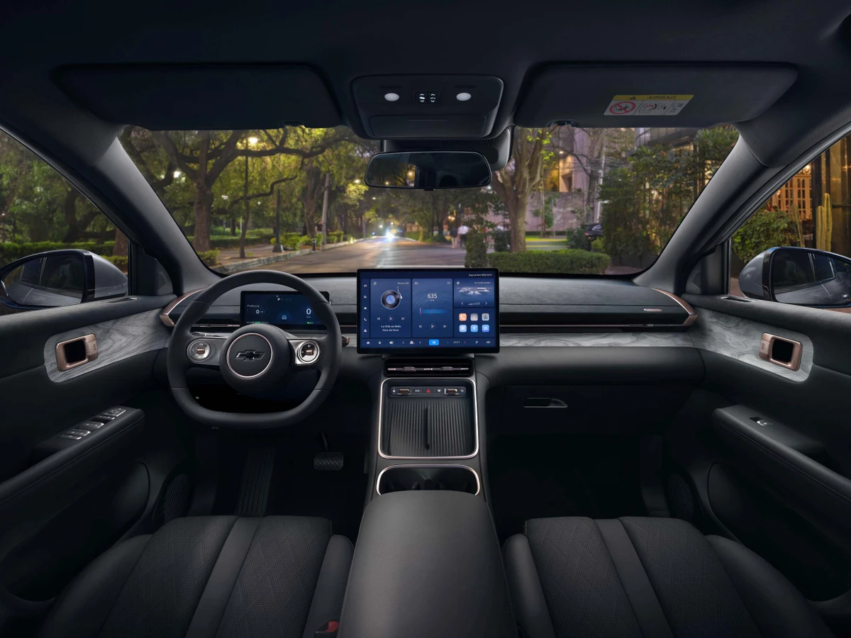 A cabine é ampla, mas o aspecto é minimalista, como outros modelos elétricos por Divulgação