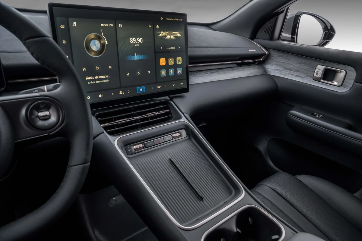 A tela da central multimídia tem 15,6 polegadas por Divulgação