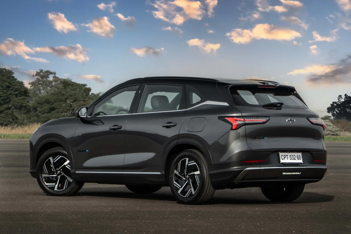 São 4,74 m de comprimento, 1,89 m de largura e 1,67 m de altura. O bagageiro comporta 403 litros