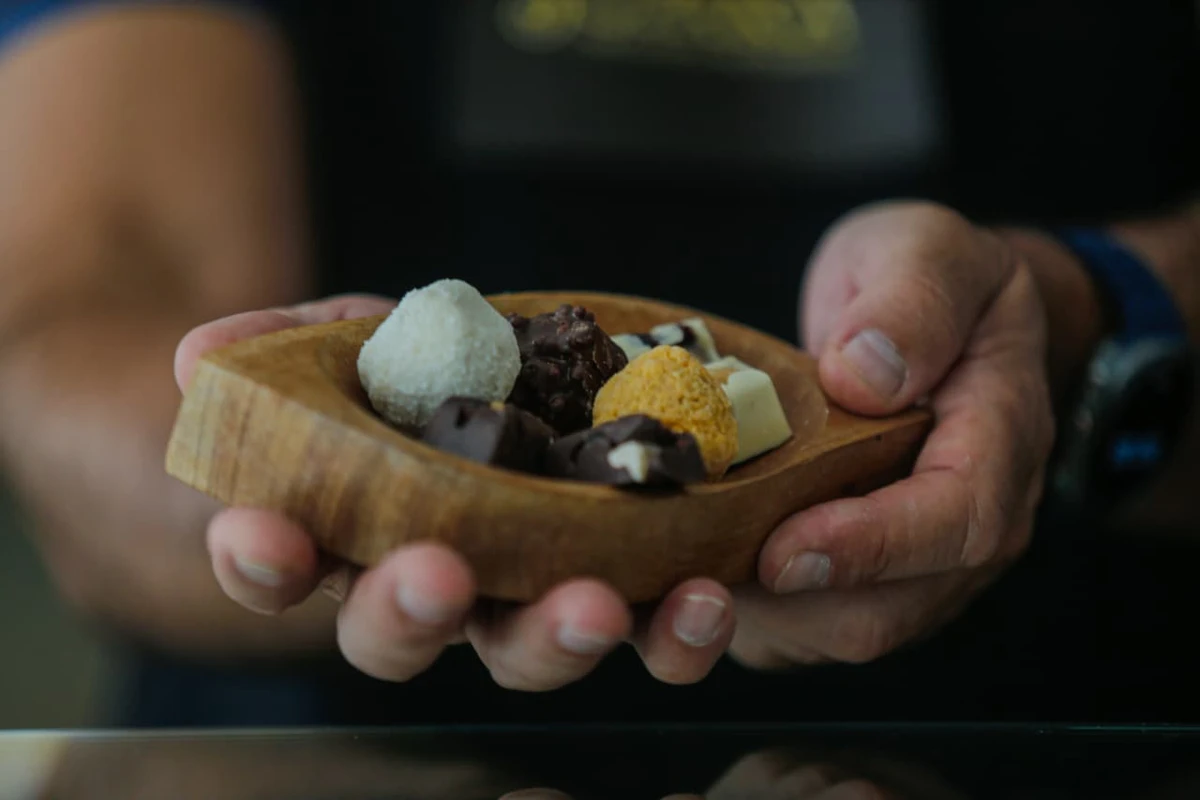 Com uma seleção mais rigorosa de amêndoas e processos mais controlados, o cacau fino é utilizado no mercado premium e 'bean-to-bar' (quando a marca controla desde a seleção de amêndoas até a moldagem da barra)