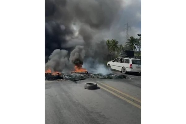 Estrada foi bloqueada por produtores rurais no sul da Bahia por Reprodução