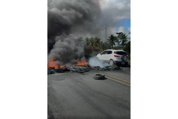 Estrada foi bloqueada por produtores rurais no sul da Bahia por Reprodução