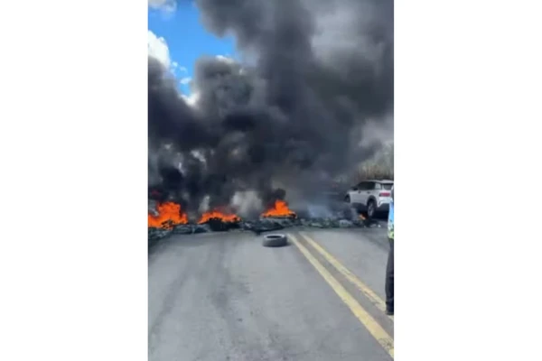 Estrada foi bloqueada por produtores rurais no sul da Bahia por Reprodução