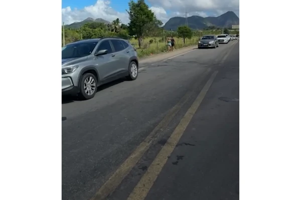 Estrada foi bloqueada por produtores rurais no sul da Bahia por Reprodução