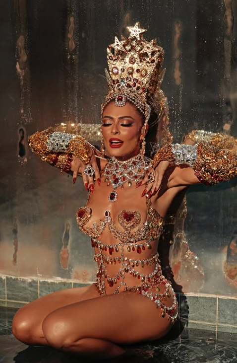 Juliana Paes usou fantasia produzida pela Dolce Gabbana por Reprodução | Instagram