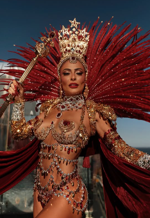 Juliana Paes usou fantasia produzida pela Dolce Gabbana por Reprodução | Instagram