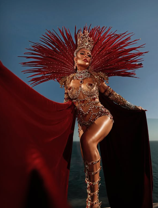 Juliana Paes usou fantasia produzida pela Dolce Gabbana por Reprodução | Instagram