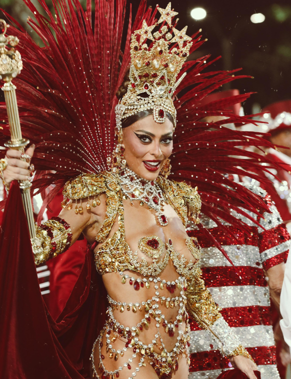 Juliana Paes usou fantasia produzida pela Dolce Gabbana por Reprodução | Instagram