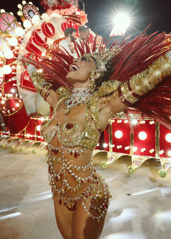 Juliana Paes usou fantasia produzida pela Dolce Gabbana por Reprodução | Instagram