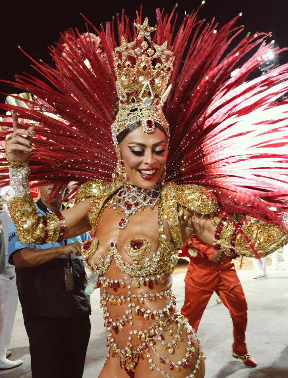 Juliana Paes usou fantasia produzida pela Dolce Gabbana por Reprodução | Instagram