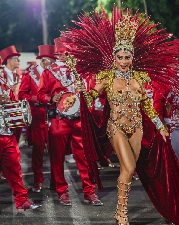 Juliana Paes usou fantasia produzida pela Dolce Gabbana por Reprodução | Instagram