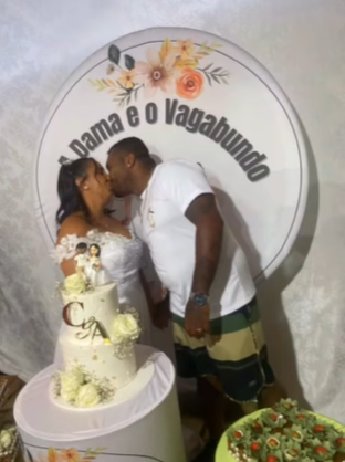 Noivo casa de bermusa, camiseta e tênis na Bahia por Reprodução