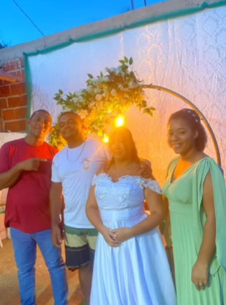 Noivo casa de bermusa, camiseta e tênis na Bahia por Reprodução