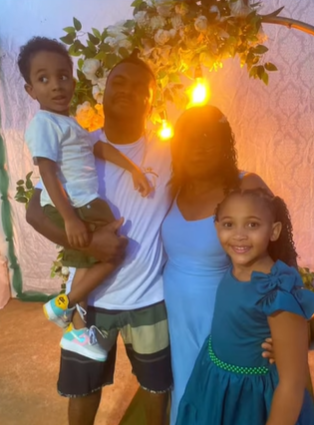 Noivo casa de bermusa, camiseta e tênis na Bahia por Reprodução