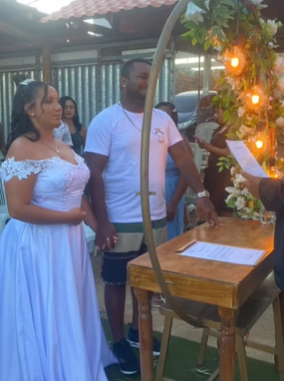 Noivo casa de bermusa, camiseta e tênis na Bahia por Reprodução