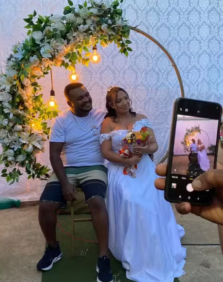 Noivo casa de bermusa, camiseta e tênis na Bahia por Reprodução