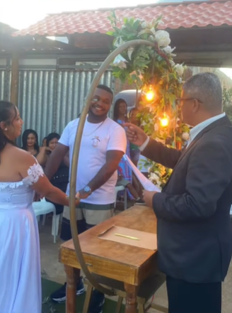 Noivo casa de bermusa, camiseta e tênis na Bahia por Reprodução