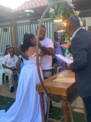 Noivo casa de bermusa, camiseta e tênis na Bahia por Reprodução