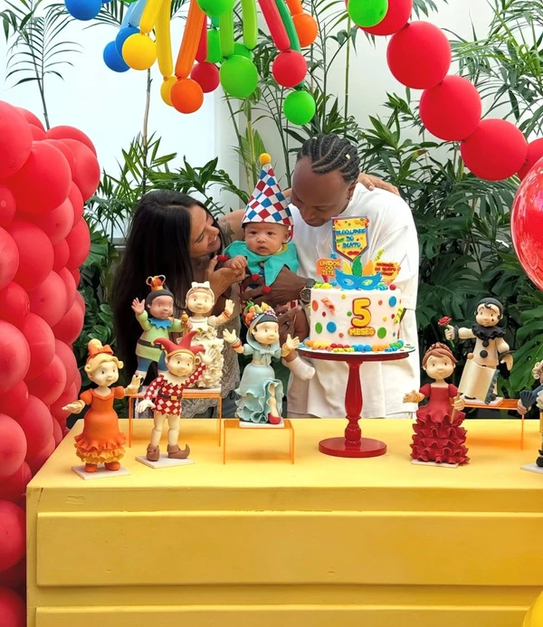 Registros da comemoração de 5 meses de Bento, filho de Thiaguinho e Carol Peixinho por Reprodução/ Instagram