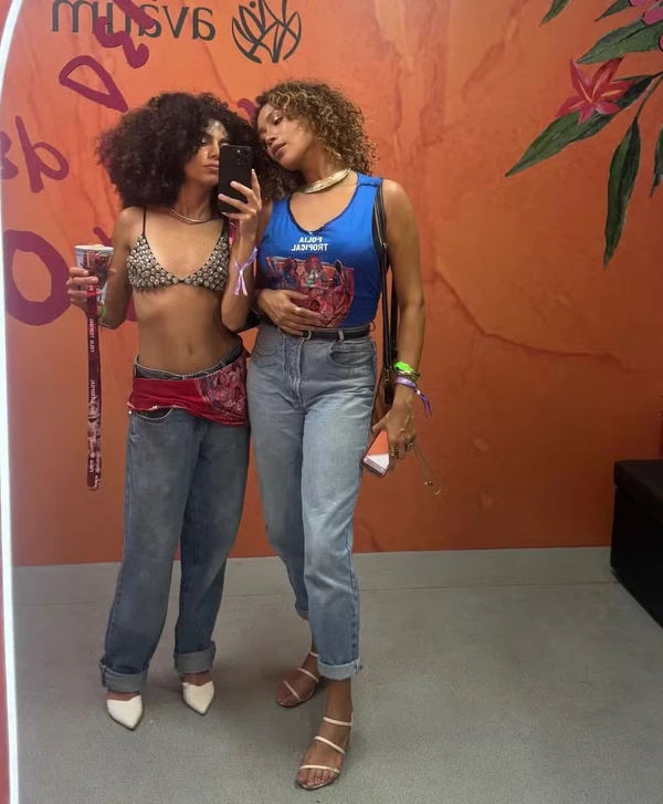 Samantha Jones e Lorena Lima na Sapucaí por Reprodução