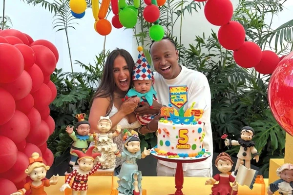 Thiaguinho e Carol Peixinho celebram 5 mese do filho 