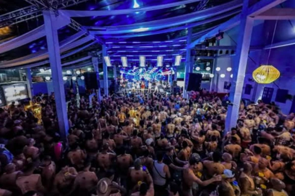 Turista de Santa Catarina é preso por proferir ofensas racistas em camarote de Salvador