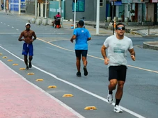 Imagem - Quadrilha suspeita de roubar esportistas na orla de Salvador é alvo de operação