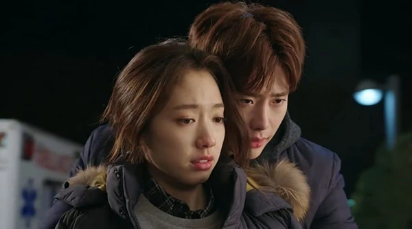 Park Shin-hye com Lee Jung-suk em Pinóquio, de 2014 por Reprodução/rede sociais