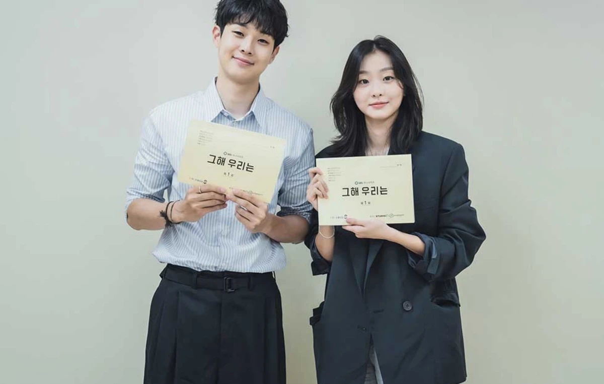 Choi Woo-shik com Kim Da-mi em Nosso Eterno Verão por Reprodução/Redes Sociais